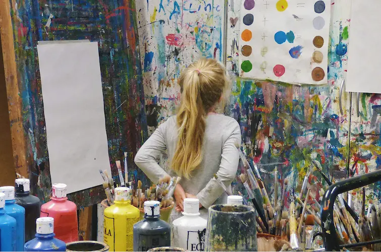 unge udstiller deres kreative arbejde for fællesskabet